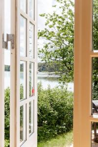 Stay In Fishers House In Forest By Lake