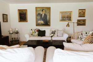 Stay In Fishers House In Forest By Lake