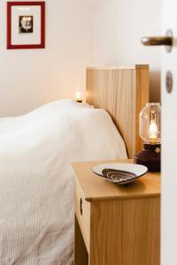 Stay In Fishers House In Forest By Lake