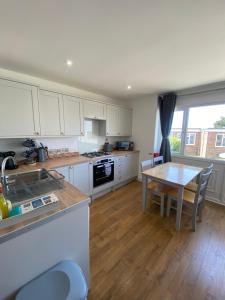 Beau - Brambles Chine, Colwell Bay - 5 star WiFi - Short walk to The Hut and beach - 1 night stays available - Ferry offers