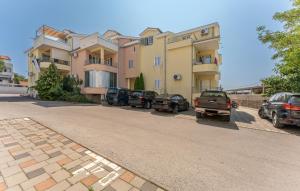 2 Bedroom Stunning Apartment In Turanj 