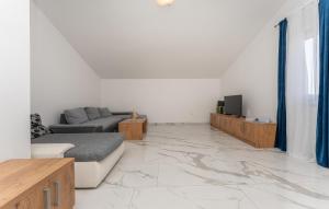 2 Bedroom Stunning Apartment In Turanj 