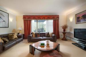 Spacious 2-bedroom Townhouse with Garden & Patio