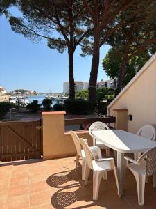 Appart en RDC avec grandre terrasse sur la Marina