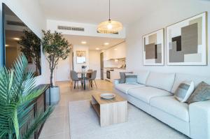 AE2.2B - Newly built with big and sunny balcony