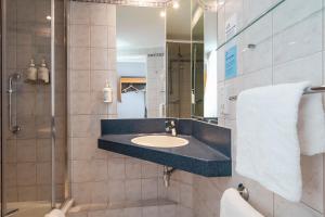 Standard Double Room with Free Hot Breakfast room in Holiday Inn Express - Glasgow - City Ctr Theatreland an IHG Hotel