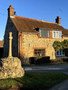 Pilgrims - Traditional flint cottage with open fire