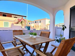 House Aenjoy - Appartamento con veranda a pochi minuti da Cala Liberotto