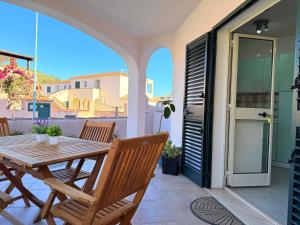 House Aenjoy - Appartamento con veranda a pochi minuti da Cala Liberotto