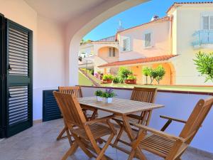 House Aenjoy - Appartamento con veranda a pochi minuti da Cala Liberotto
