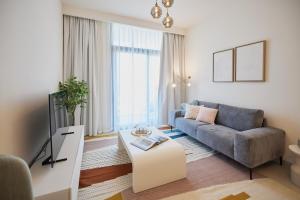 Stylish 1BR Warm & Curated Interiors