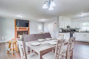 5 Mi to Dtwn Family-Friendly Fayetteville Home!