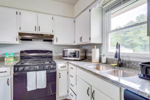 5 Mi to Dtwn Family-Friendly Fayetteville Home!