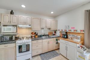 1 Mi to Hunter Mtn Cozy Unit on 6-Acre Property!