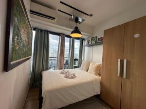 Stylish City View Flat Cozy with Netflix WIFI in The Knightsbridge Residences