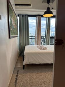 Stylish City View Flat Cozy with Netflix WIFI in The Knightsbridge Residences