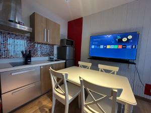 Stylish City View Flat Cozy with Netflix WIFI in The Knightsbridge Residences