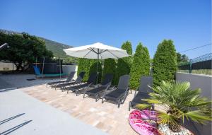 Six-Bedroom Holiday Home Kastel Luksic With A Fireplace 02