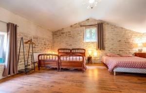 Maisons de vacances Lovely Home In Escles With Kitchen : photos des chambres