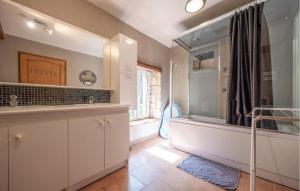 Maisons de vacances Lovely Home In Escles With Kitchen : photos des chambres