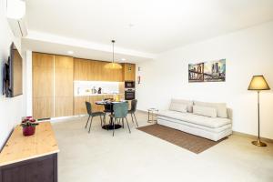 Modern 1-Bed Apartment with Terrace – Albufeira