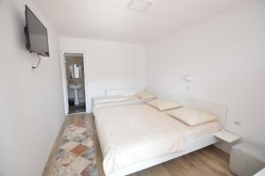 Triple Room with Bathroom room in Cris & Mona