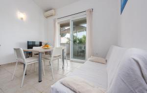 Nice Apartment In Jakisnica With Wifi 