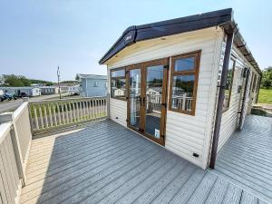 Caravan With A Spacious Decking Area At Sand Le Mere Park, Yorkshire Ref 71062Me