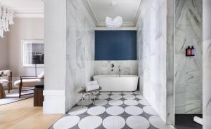 Deluxe Premium room in One Shot Recoletos 04