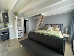 ACORN STUDIO Fully equipped Studio with kids loft