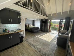 ACORN STUDIO Fully equipped Studio with kids loft