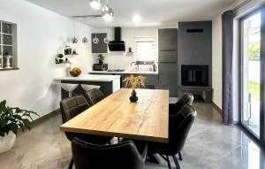 Three-Bedroom Apartment In Svetvincenat