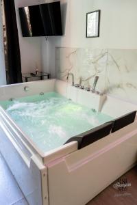 Lush Escape Suites - hottube and sauna