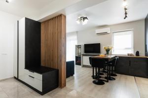 Skylark - Melbourne Penthouse with Jacuzzi & View