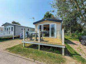 Lovely 8 Berth Caravan For Hire On Skipsea Sands Park In Yorkshire Ref 41197Wf