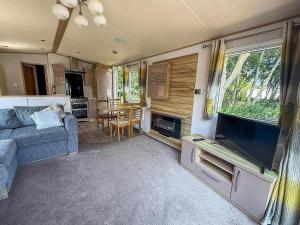 Lovely 8 Berth Caravan For Hire On Skipsea Sands Park In Yorkshire Ref 41197Wf