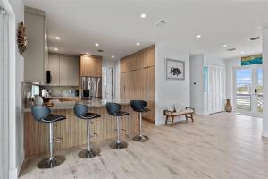 Casa Del Mar- Luxury Waterfront Pool Home, 45 Dock