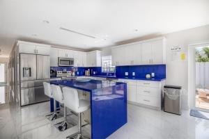 Casa Blanca - Waterfront Pool Home, Game Room, 45 Dock