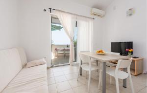 2 Bedroom Nice Apartment In Jakisnica