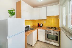 Apartment Damir with Balcony in Quiet Area