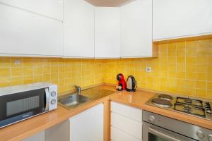 Apartment Damir with Balcony in Quiet Area