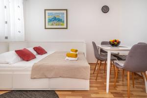 Apartment Damir with Balcony in Quiet Area