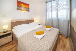 Apartment Damir with Balcony in Quiet Area