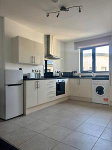 Modern Apartment Sleeps 4 & Free Parking