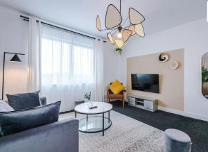 Modern Apartment Sleeps 4 & Free Parking