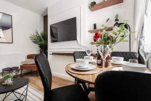 Modern 4bedroom City Home Near LFC