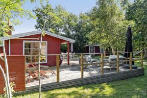 Timeless Holiday Atmosphere In A 50S Log House