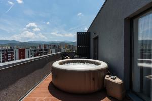 Skylark - Sydney Penthouse with Jacuzzi and Mountain View