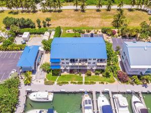 Flip Flop Inn - Pet Friendly, Waterfront Townhome with Pool