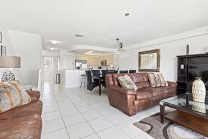 Flip Flop Inn - Pet Friendly, Waterfront Townhome with Pool